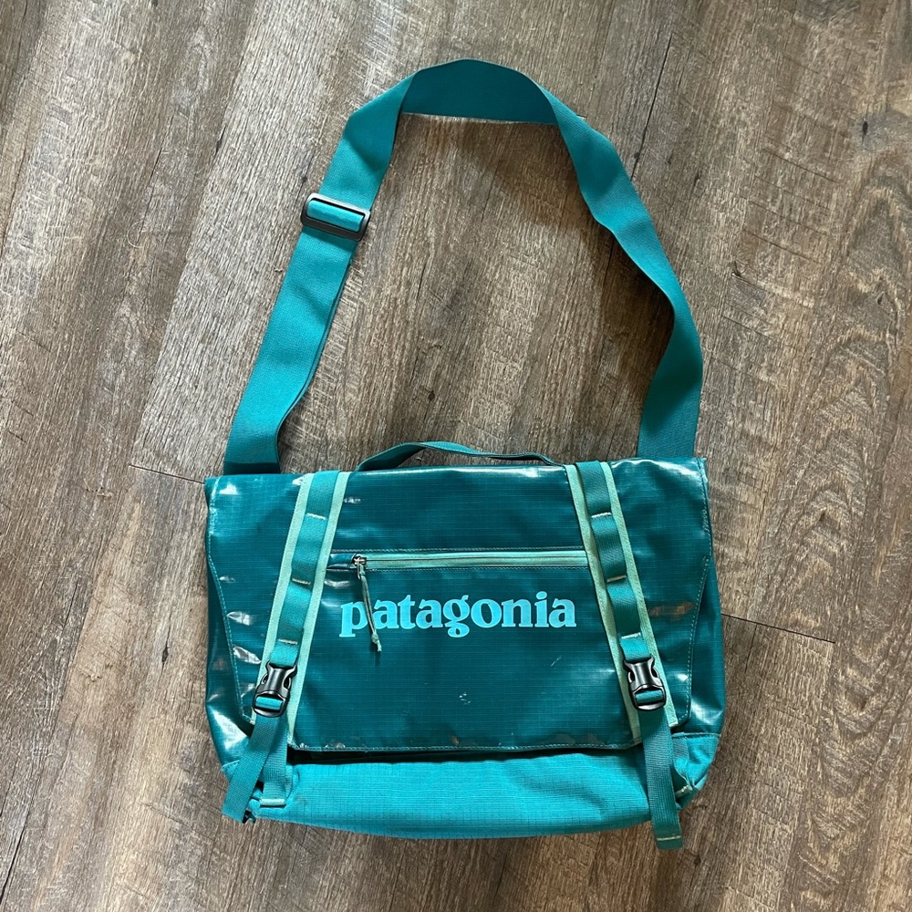 RARE Patagonia Black Hole Messenger 12L Bag